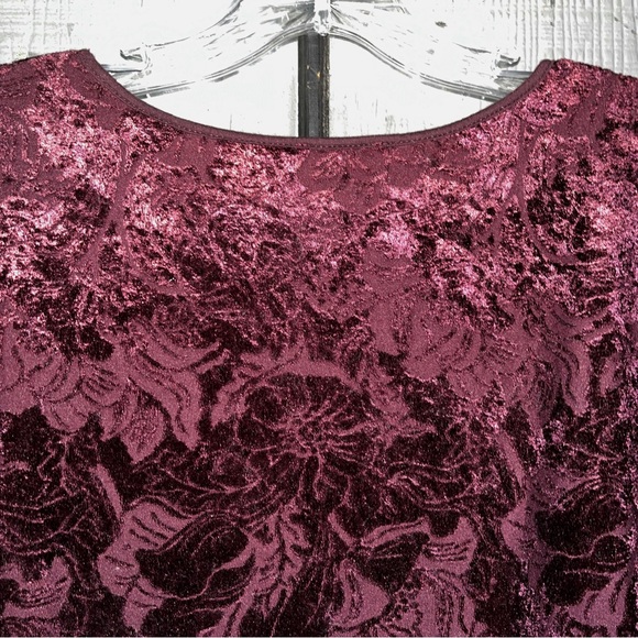 Ann Taylor Factory top, crushed velvet look, burgundy with floral pattern - Picture 5 of 9